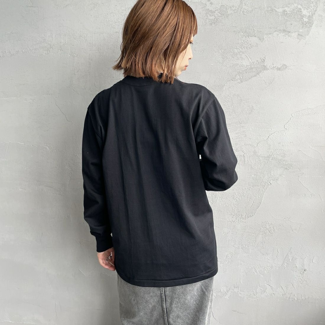 Hanes [ヘインズ] KURO クルーネックロングスリーブTシャツ [HM4-C201] 090 ﾌﾞﾗｯｸ &&モデル身長：158cm 着用サイズ：S&&