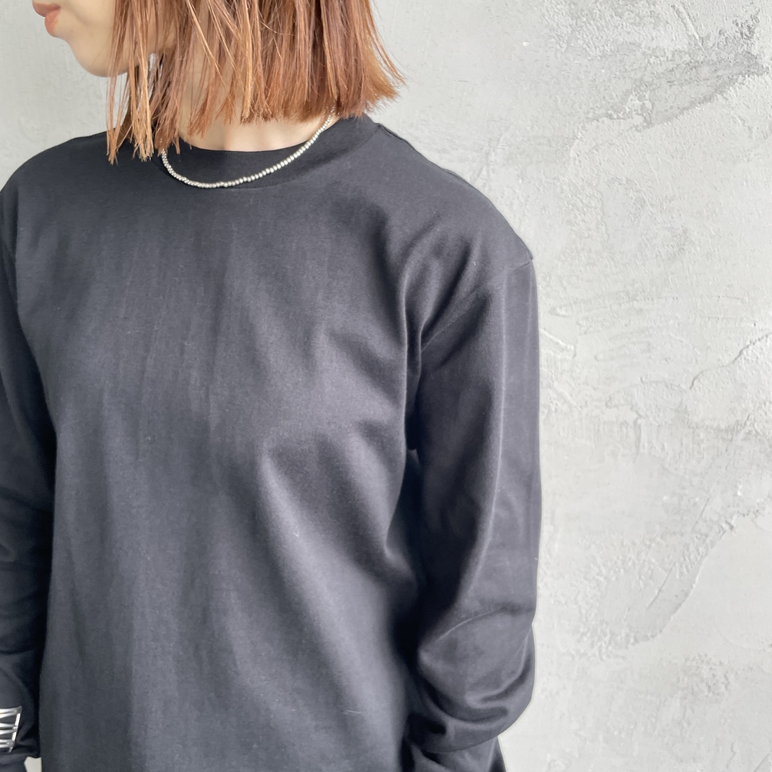 Hanes [ヘインズ] KURO クルーネックロングスリーブTシャツ [HM4-C201] 090 ﾌﾞﾗｯｸ &&モデル身長：158cm 着用サイズ：S&&