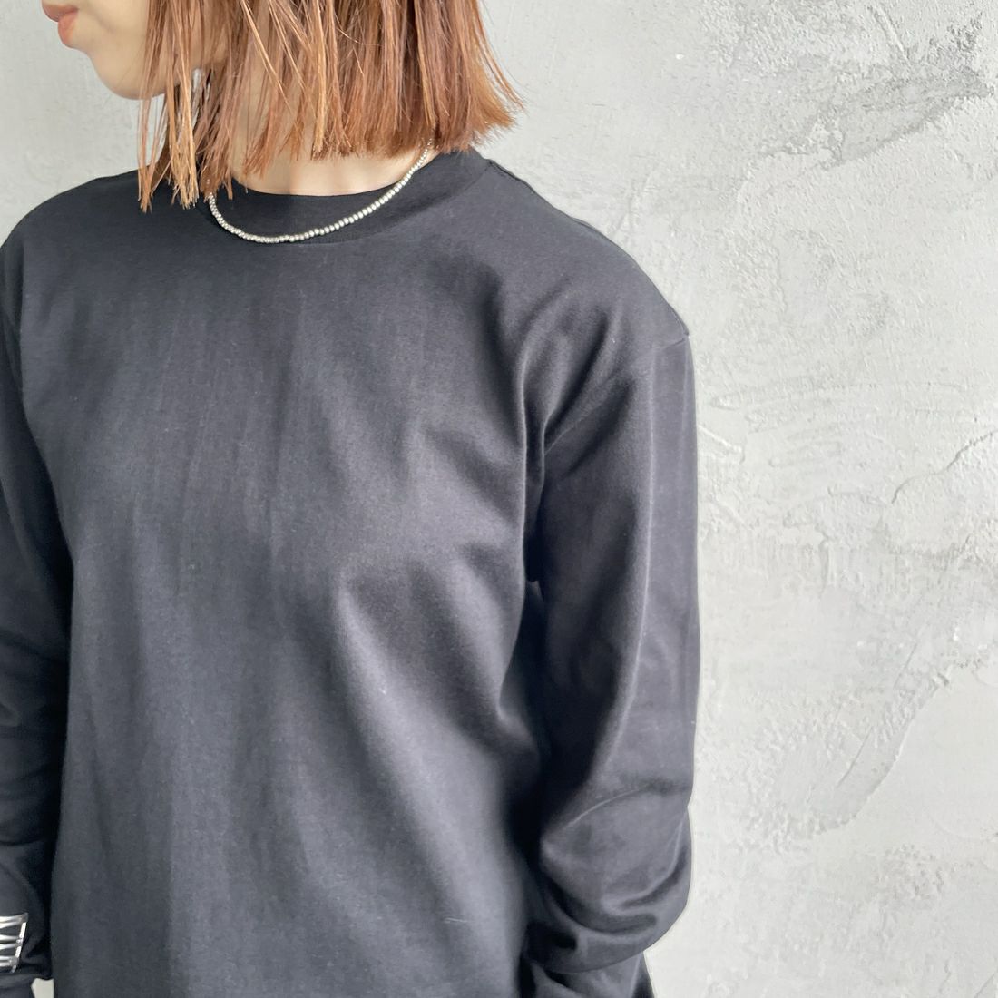 Hanes [ヘインズ] KURO クルーネックロングスリーブTシャツ [HM4-C201] 090 ﾌﾞﾗｯｸ &&モデル身長：158cm 着用サイズ：S&&