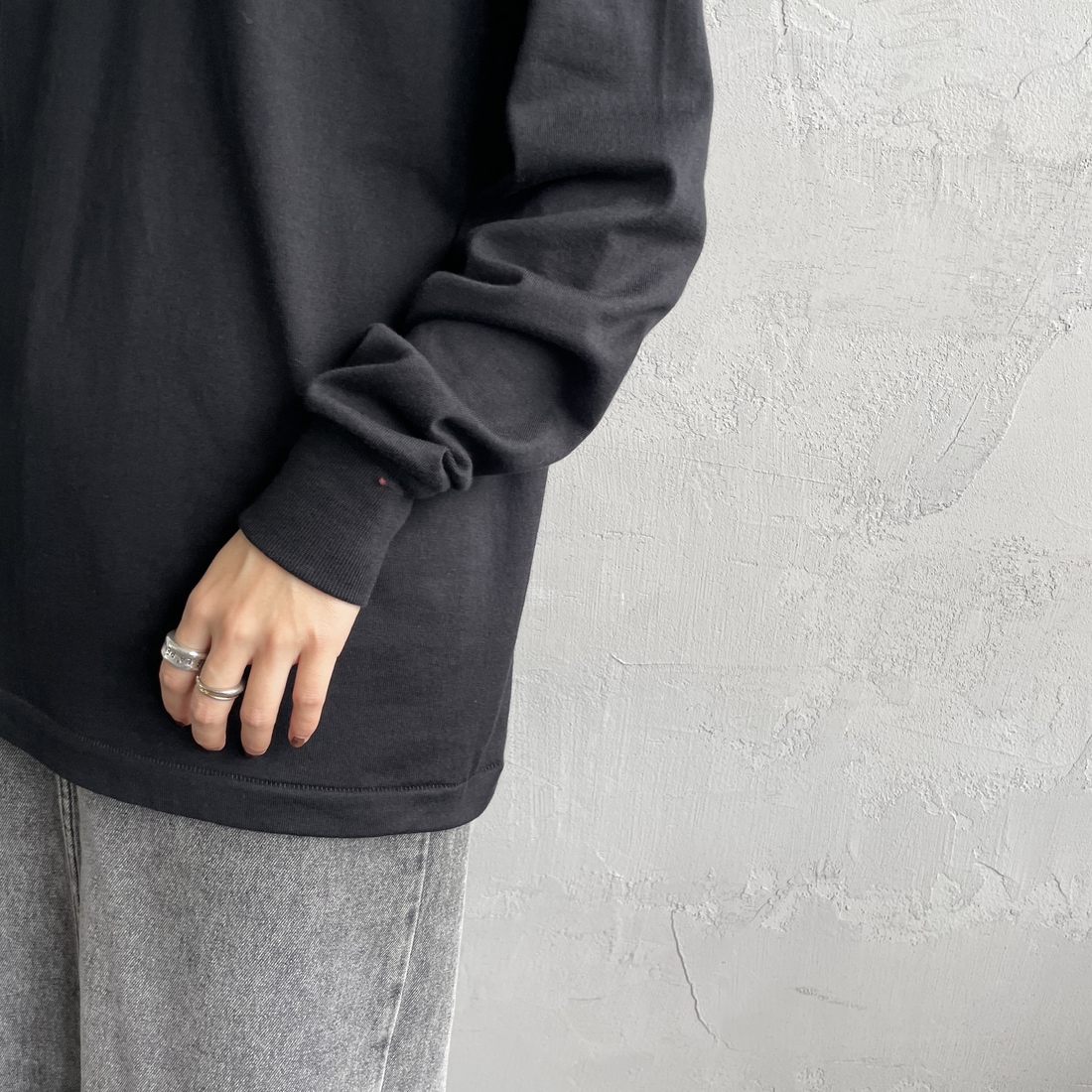 Hanes [ヘインズ] KURO クルーネックロングスリーブTシャツ [HM4-C201] 090 ﾌﾞﾗｯｸ &&モデル身長：158cm 着用サイズ：S&&