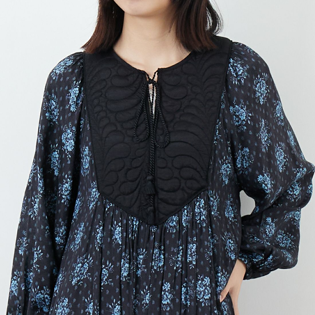 ne Quittez pas [ヌキテパ] シャンタンジャガード ポピープリントヨークドレス [010452WL1] 09 BLACK &&モデル身長：162cm 着用サイズ：M&&