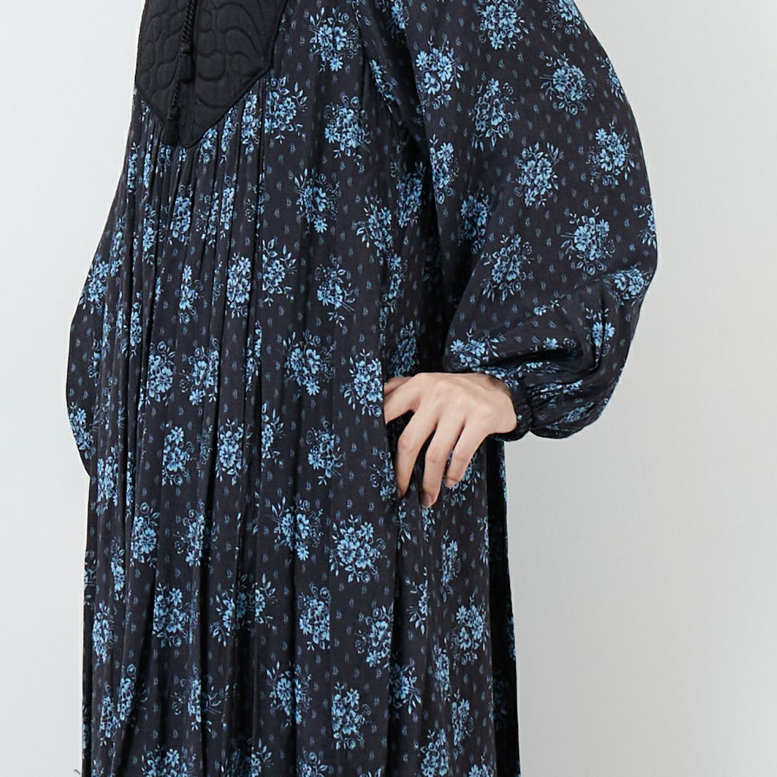 ne Quittez pas [ヌキテパ] シャンタンジャガード ポピープリントヨークドレス [010452WL1] 09 BLACK &&モデル身長：162cm 着用サイズ：M&&