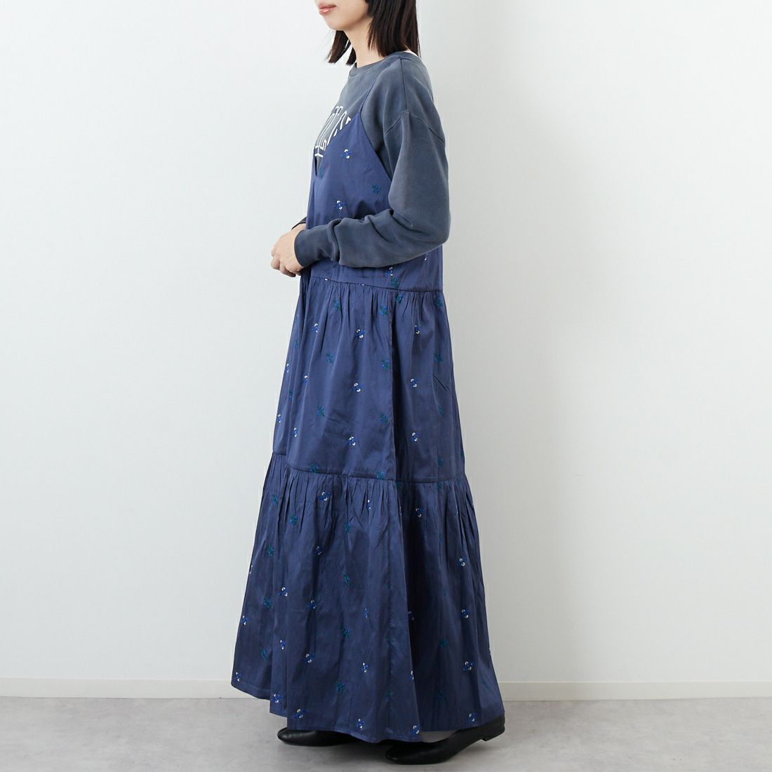 ne Quittez pas [ヌキテパ] フラワー刺繍キャミドレス [010552FL3] 79 NAVY &&モデル身長：162cm 着用サイズ：F&&