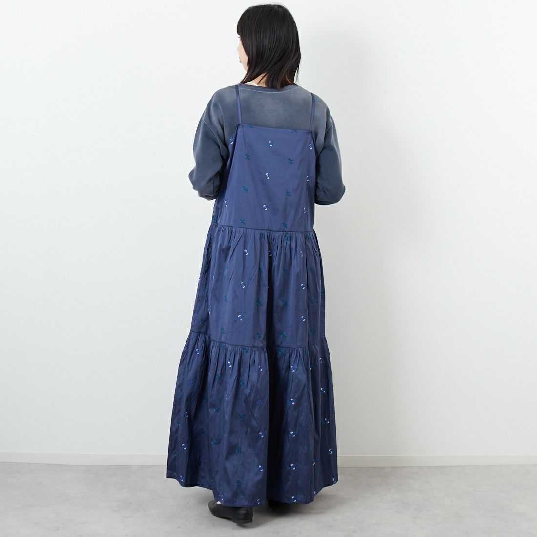 ne Quittez pas [ヌキテパ] フラワー刺繍キャミドレス [010552FL3] 79 NAVY &&モデル身長：162cm 着用サイズ：F&&