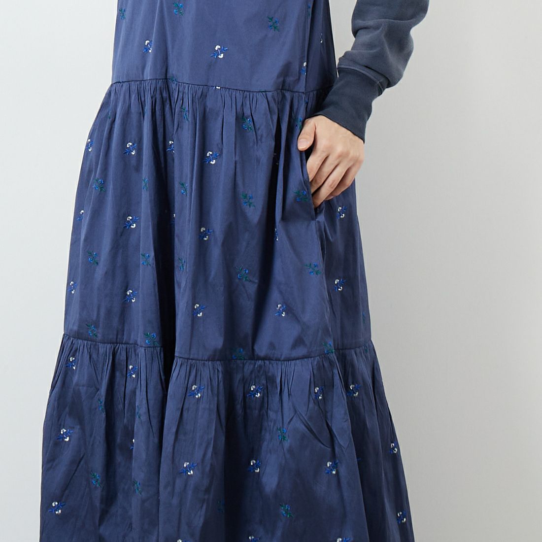 ne Quittez pas [ヌキテパ] フラワー刺繍キャミドレス [010552FL3] 79 NAVY &&モデル身長：162cm 着用サイズ：F&&