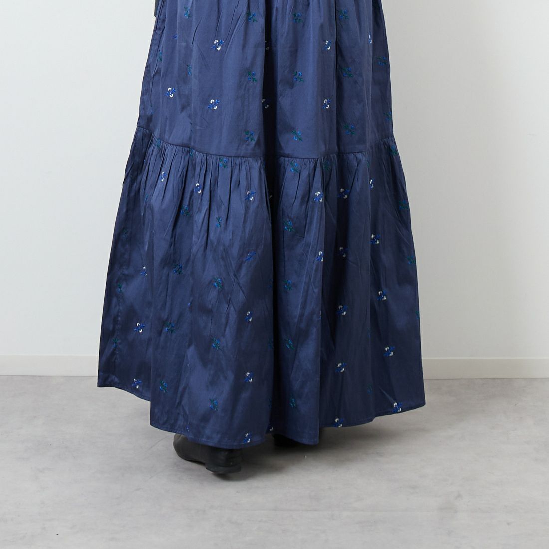 ne Quittez pas [ヌキテパ] フラワー刺繍キャミドレス [010552FL3] 79 NAVY &&モデル身長：162cm 着用サイズ：F&&