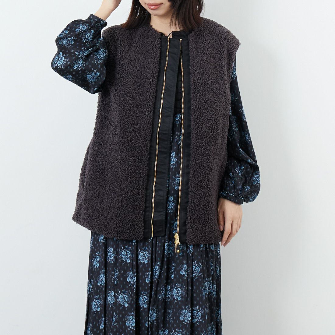 STELLA CIFFON [ステラシフォン] スーパーテディファー リバーシブルベスト [ST3-26102] 82 CHARCOA &&モデル身長：162cm 着用サイズ：36&&