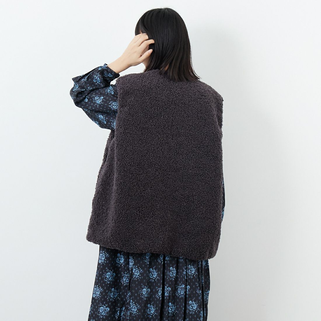 STELLA CIFFON [ステラシフォン] スーパーテディファー リバーシブルベスト [ST3-26102] 82 CHARCOA &&モデル身長：162cm 着用サイズ：36&&