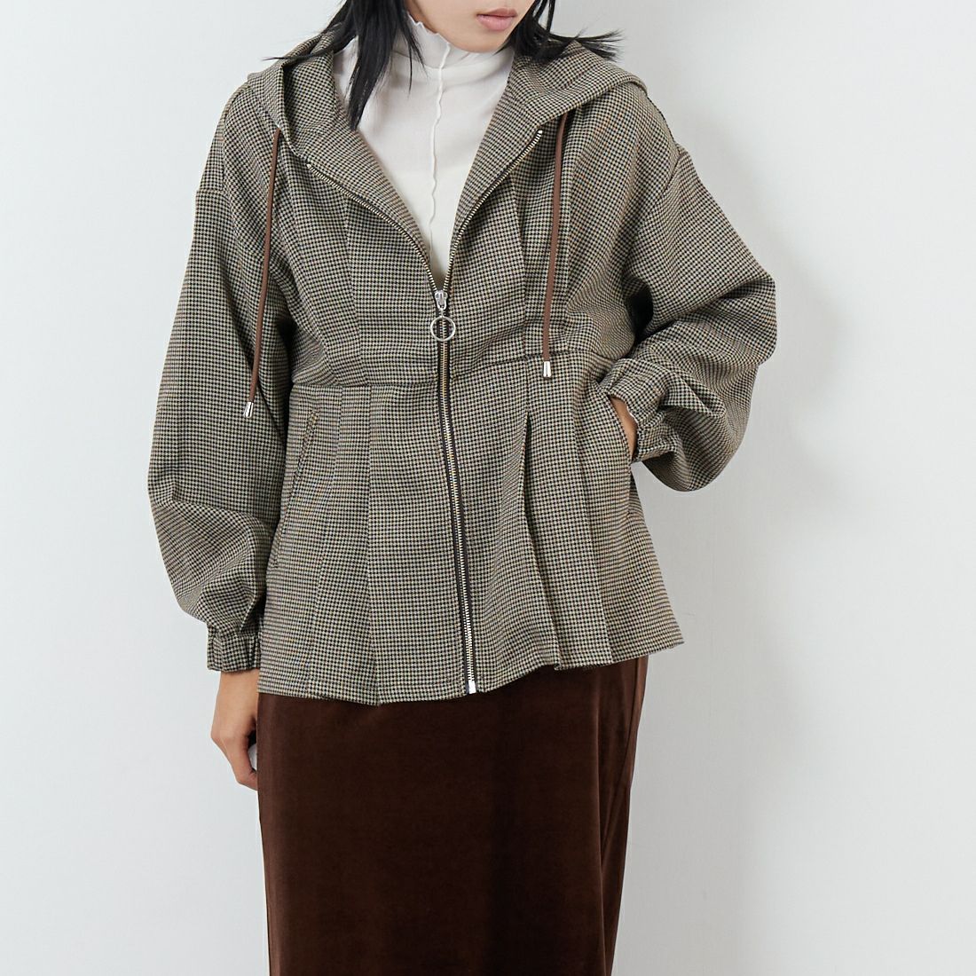 Kelen [ケレン] ウエストタックデザインフードジャケット [LKL25FJK2065] BEIGE &&モデル身長：167cm 着用サイズ：M&&