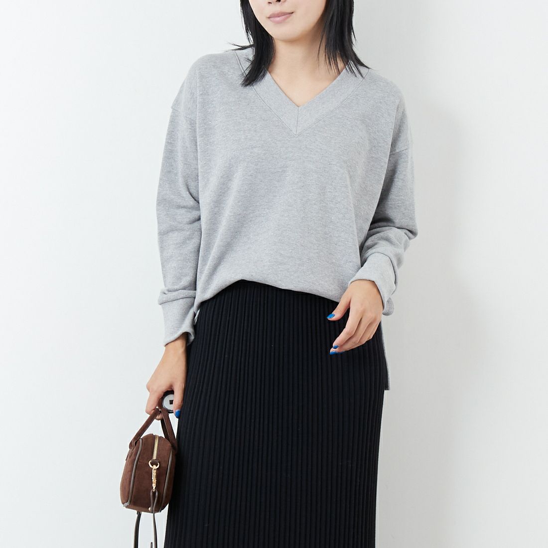 marmors [マルモア] ラメVネックスウェット [0225309121] GRAY &&モデル身長：167cm 着用サイズ：36&&