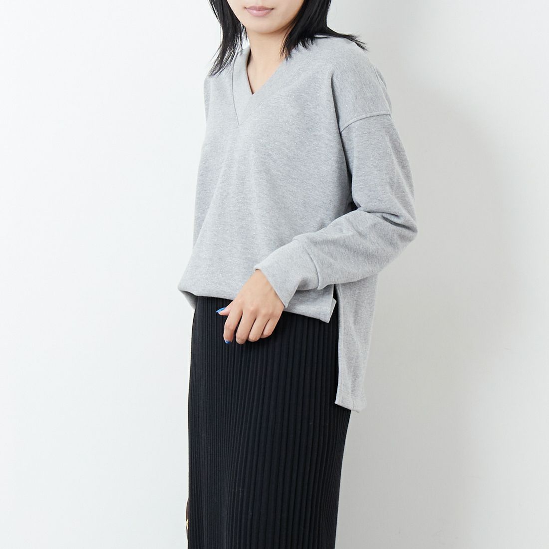 marmors [マルモア] ラメVネックスウェット [0225309121] GRAY &&モデル身長：167cm 着用サイズ：36&&