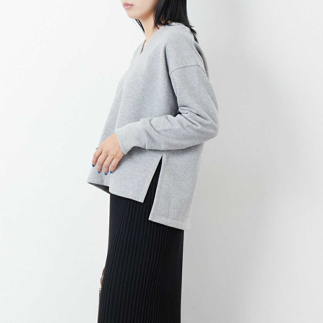 marmors [マルモア] ラメVネックスウェット [0225309121] GRAY &&モデル身長：167cm 着用サイズ：36&&