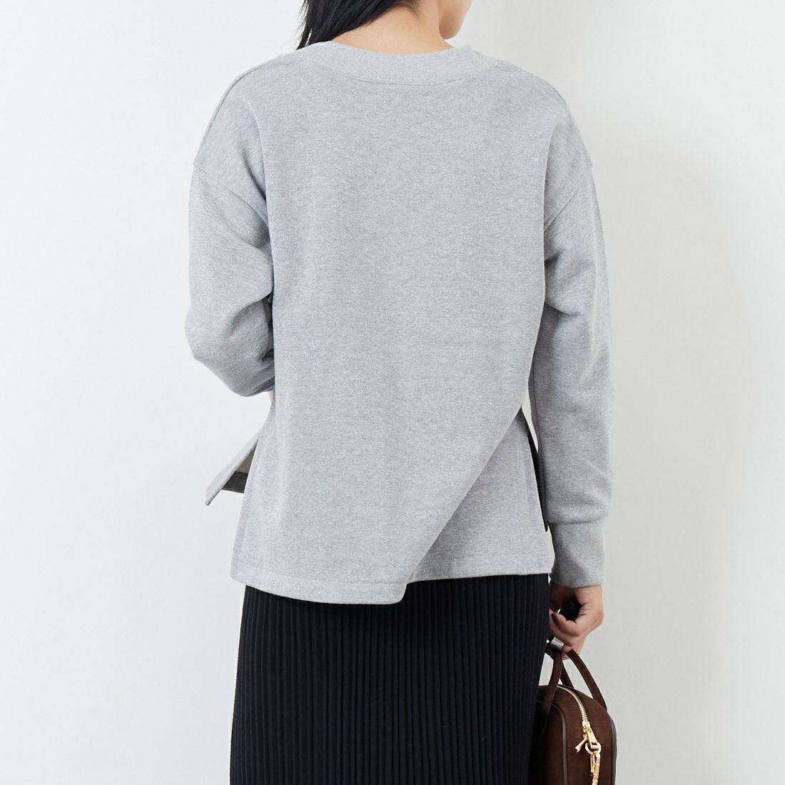 marmors [マルモア] ラメVネックスウェット [0225309121] GRAY &&モデル身長：167cm 着用サイズ：36&&