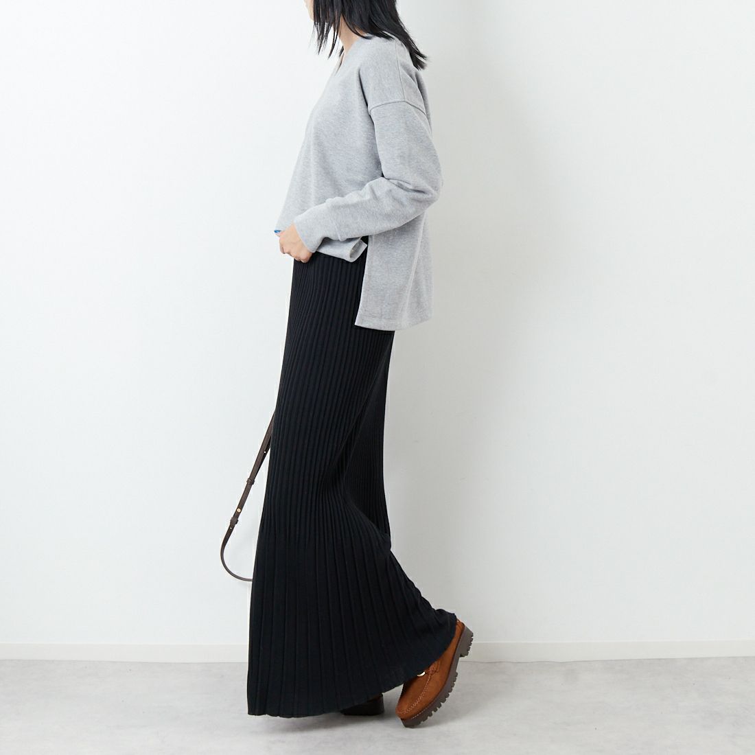 marmors [マルモア] ラメVネックスウェット [0225309121] GRAY &&モデル身長：167cm 着用サイズ：36&&