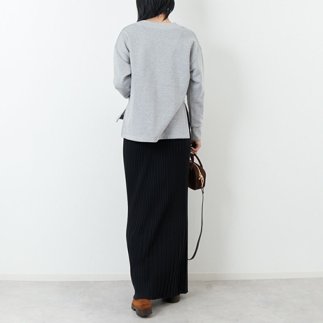 marmors [マルモア] ラメVネックスウェット [0225309121] GRAY &&モデル身長：167cm 着用サイズ：36&&