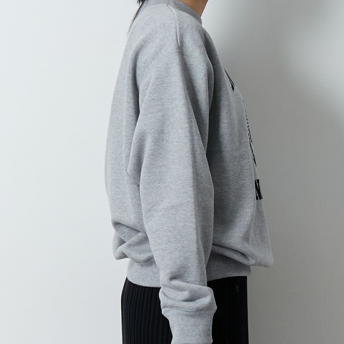 marmors [マルモア] エンブレムフロッキープリントスウェット [0225309130] GRAY &&モデル身長：167cm 着用サイズ：36&&