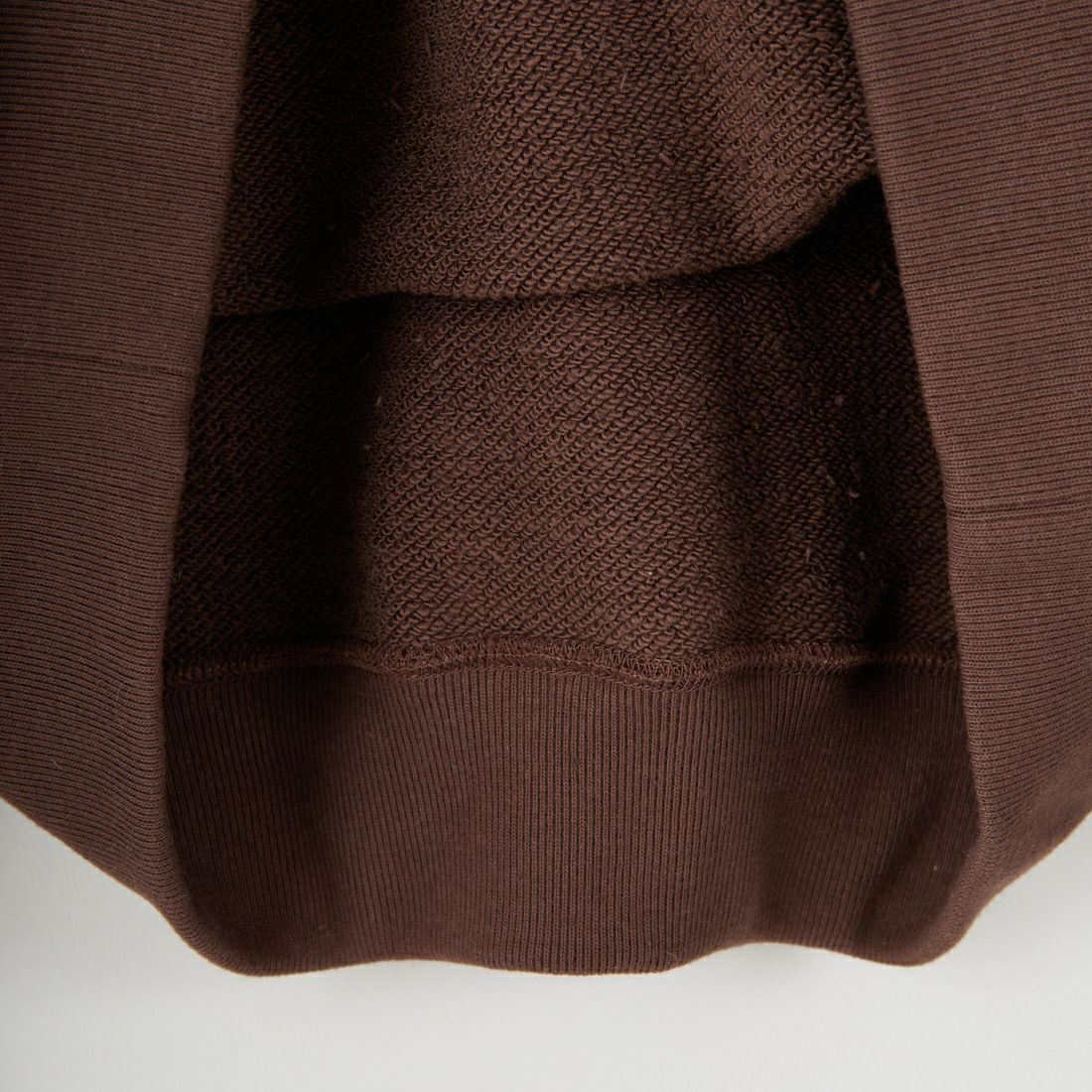 marmors [マルモア] エンブレムフロッキープリントスウェット [0225309130] BROWN