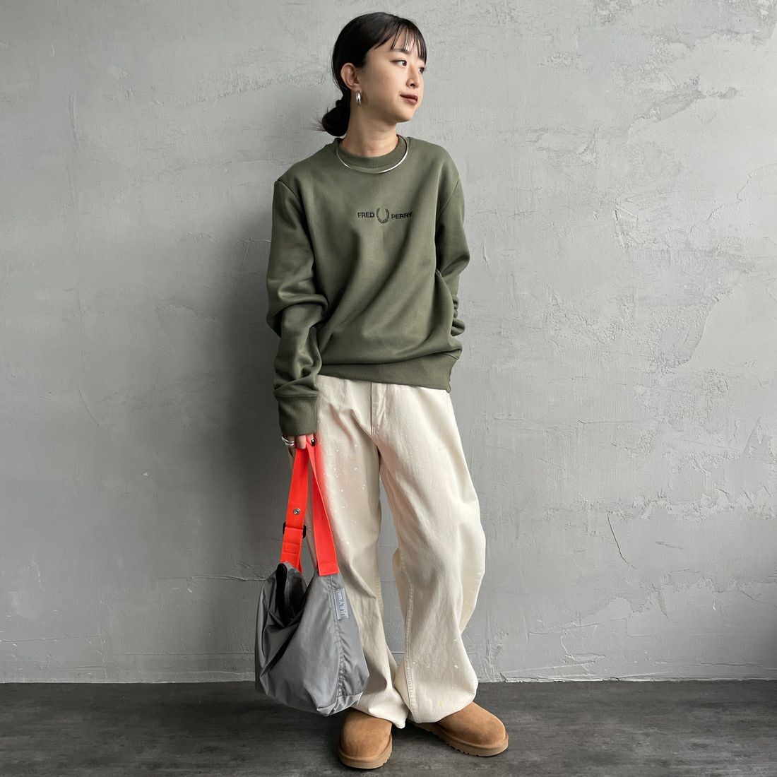 FRED PERRY [フレッドペリー] ローレルリースロゴ刺繍 クルーネックスウェット [M4727] W19 LAUREL &&モデル身長：150cm 着用サイズ：S&&