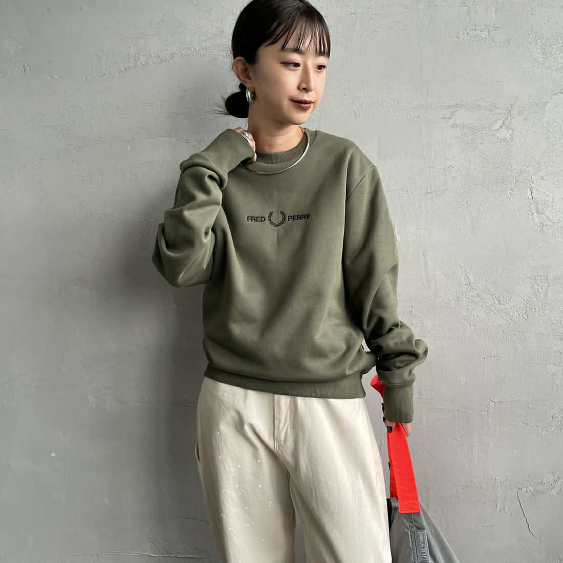 FRED PERRY [フレッドペリー] ローレルリースロゴ刺繍 クルーネックスウェット [M4727] W19 LAUREL &&モデル身長：150cm 着用サイズ：S&&