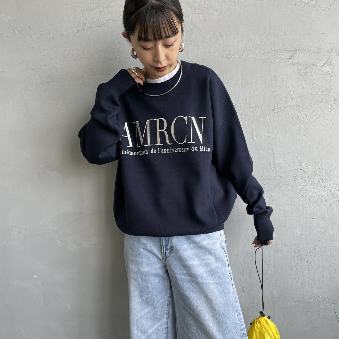MICA&DEAL [マイカアンドディール] AMERICANA×MICA クルーネック刺繍ニット [0125308272] NAVY &&モデル身長：150cm 着用サイズ：F&&