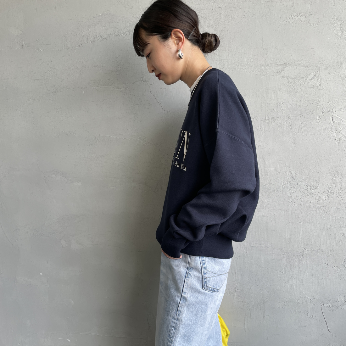 MICA&DEAL [マイカアンドディール] AMERICANA×MICA クルーネック刺繍ニット [0125308272] NAVY &&モデル身長：150cm 着用サイズ：F&&