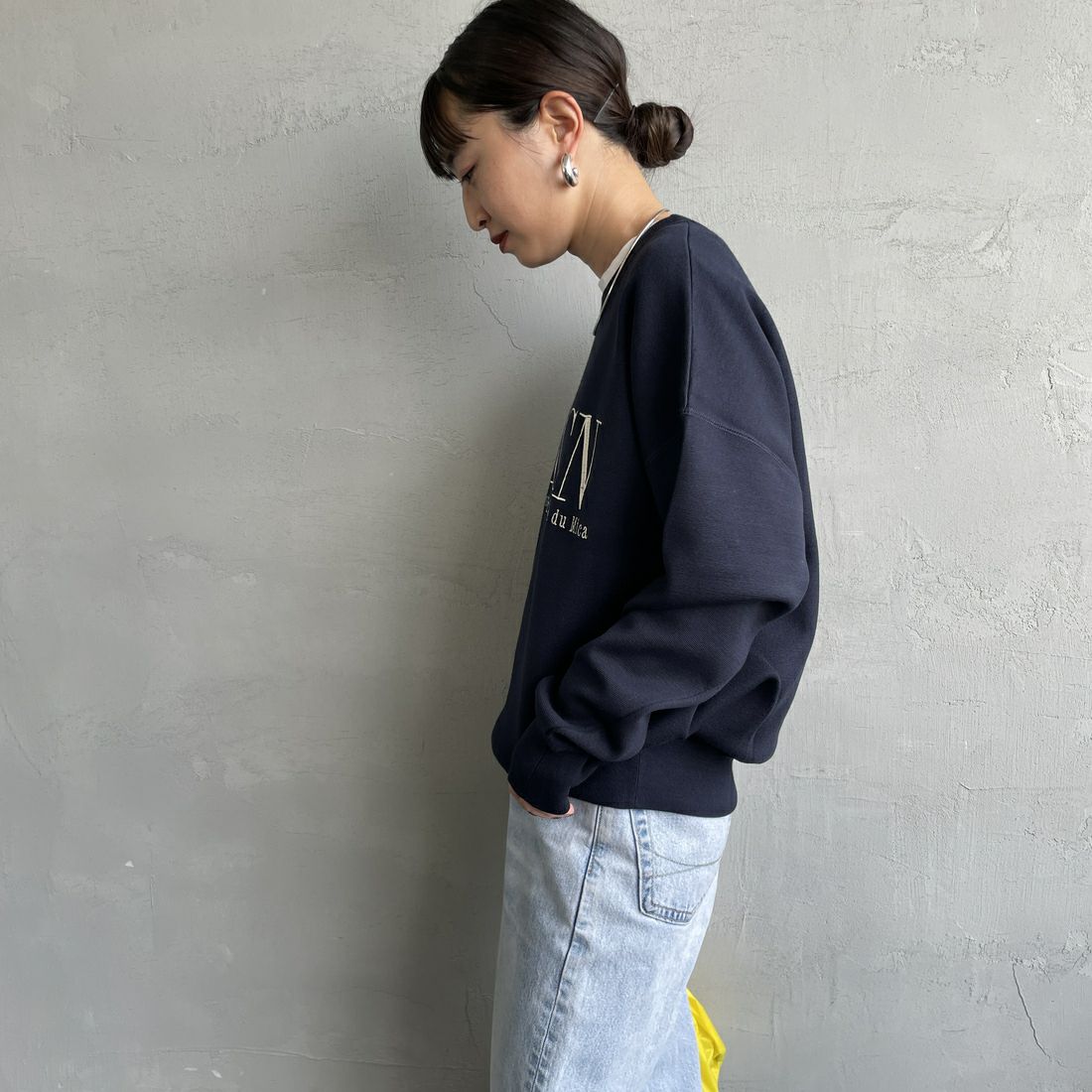 MICA&DEAL [マイカアンドディール] AMERICANA×MICA クルーネック刺繍ニット [0125308272] NAVY &&モデル身長：150cm 着用サイズ：F&&