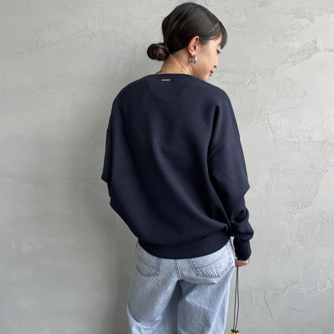 MICA&DEAL [マイカアンドディール] AMERICANA×MICA クルーネック刺繍ニット [0125308272] NAVY &&モデル身長：150cm 着用サイズ：F&&