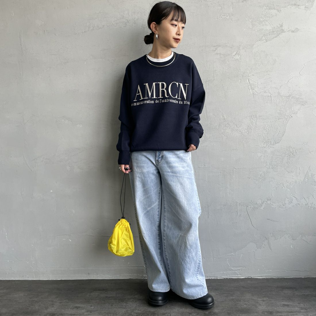 MICA&DEAL [マイカアンドディール] AMERICANA×MICA クルーネック刺繍ニット [0125308272] NAVY &&モデル身長：150cm 着用サイズ：F&&