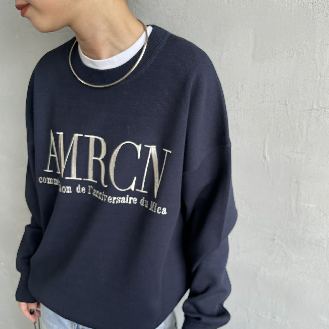 MICA&DEAL [マイカアンドディール] AMERICANA×MICA クルーネック刺繍ニット [0125308272] NAVY &&モデル身長：150cm 着用サイズ：F&&
