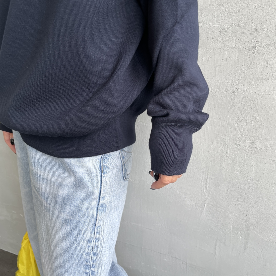 MICA&DEAL [マイカアンドディール] AMERICANA×MICA クルーネック刺繍ニット [0125308272] NAVY &&モデル身長：150cm 着用サイズ：F&&