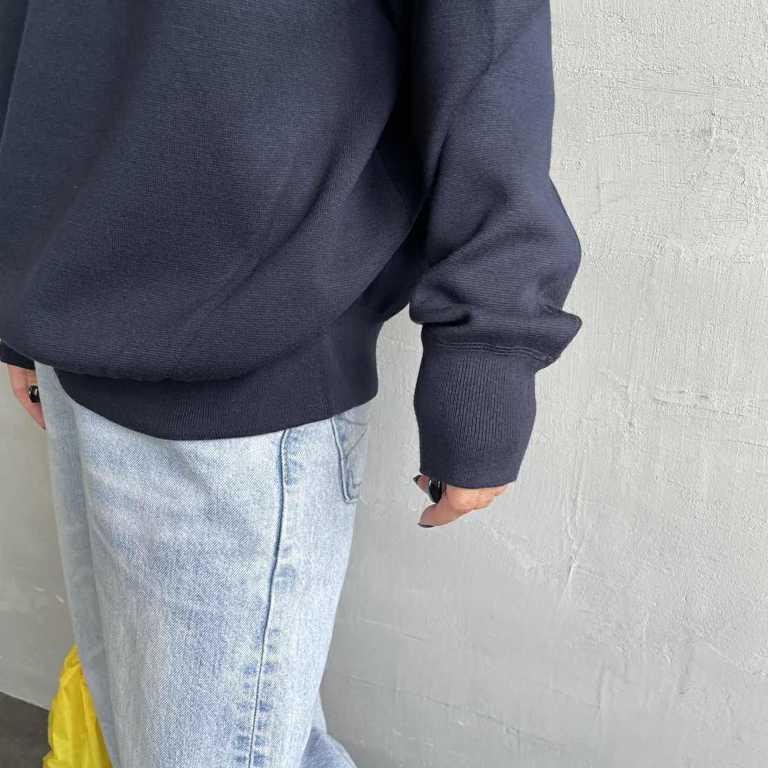 MICA&DEAL [マイカアンドディール] AMERICANA×MICA クルーネック刺繍ニット [0125308272] NAVY &&モデル身長：150cm 着用サイズ：F&&