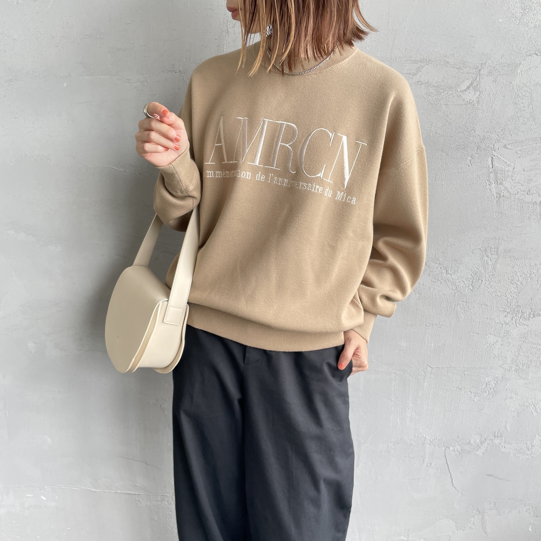 MICA&DEAL [マイカアンドディール] AMERICANA×MICA クルーネック刺繍ニット [0125308272] CAMEL &&モデル身長：158cm 着用サイズ：F&&