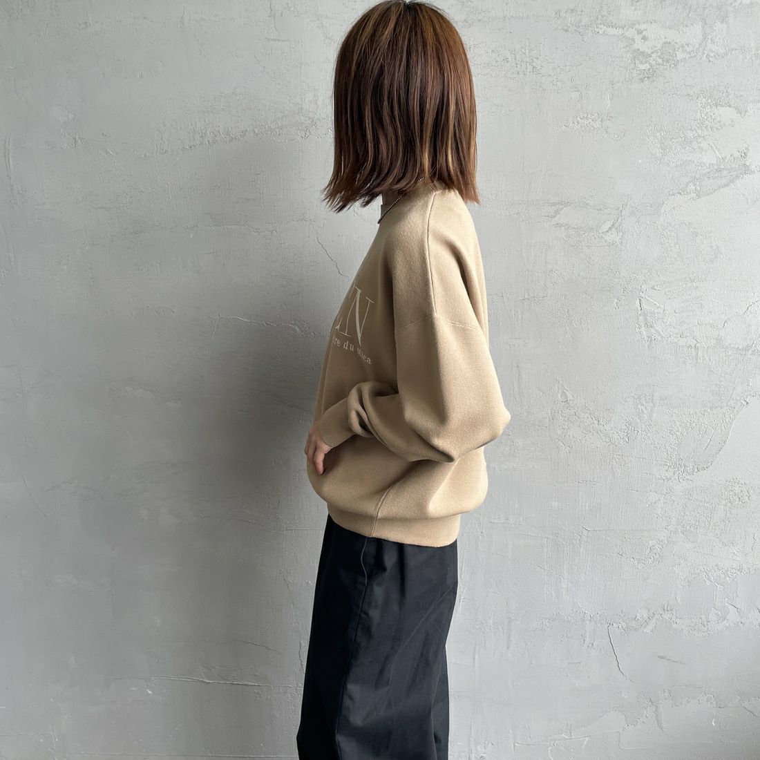 MICA&DEAL [マイカアンドディール] AMERICANA×MICA クルーネック刺繍ニット [0125308272] CAMEL &&モデル身長：158cm 着用サイズ：F&&