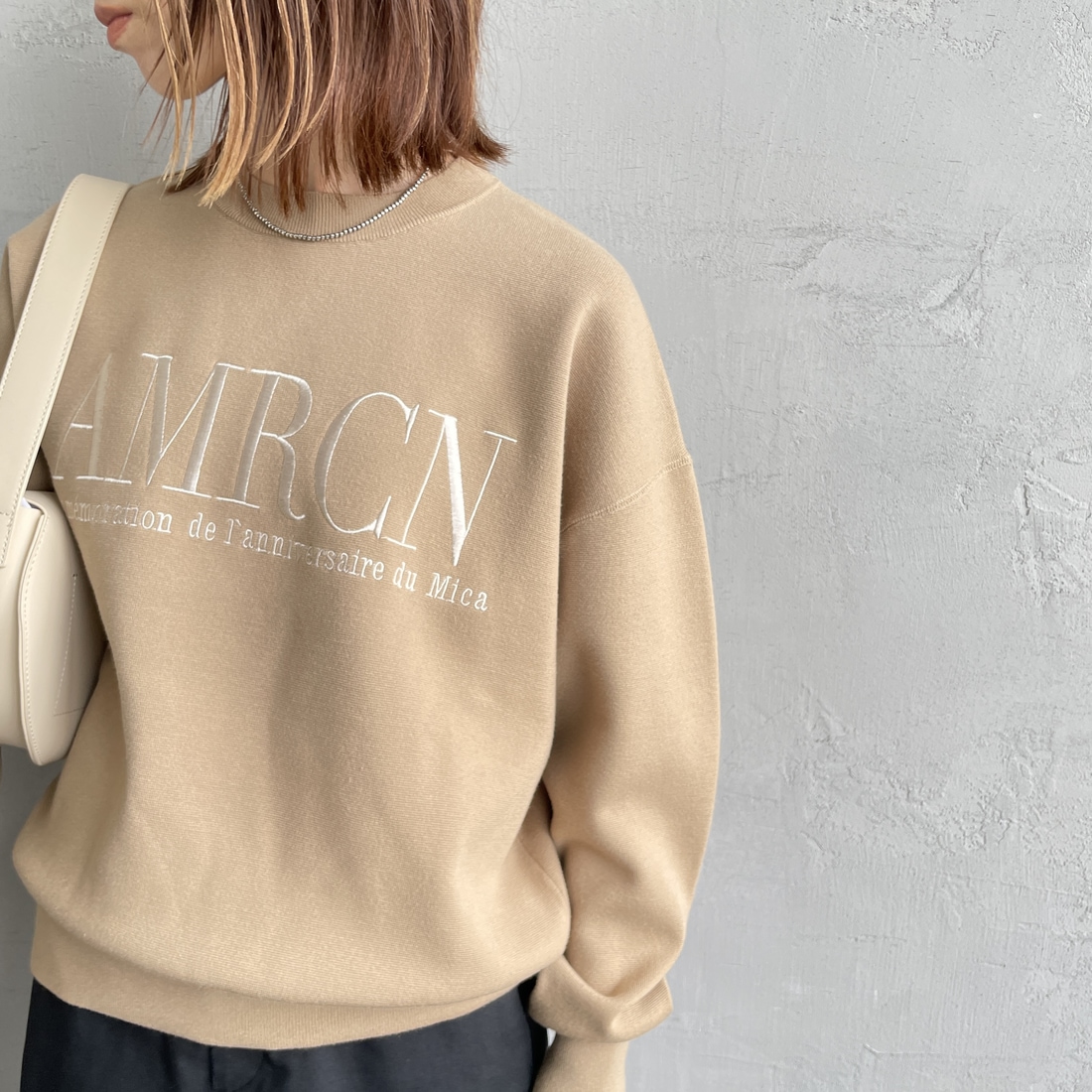 MICA&DEAL [マイカアンドディール] AMERICANA×MICA クルーネック刺繍ニット [0125308272] CAMEL &&モデル身長：158cm 着用サイズ：F&&