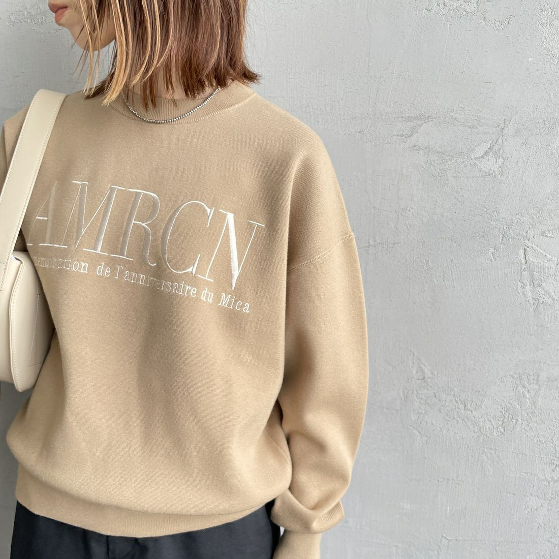 MICA&DEAL [マイカアンドディール] AMERICANA×MICA クルーネック刺繍ニット [0125308272] CAMEL &&モデル身長：158cm 着用サイズ：F&&