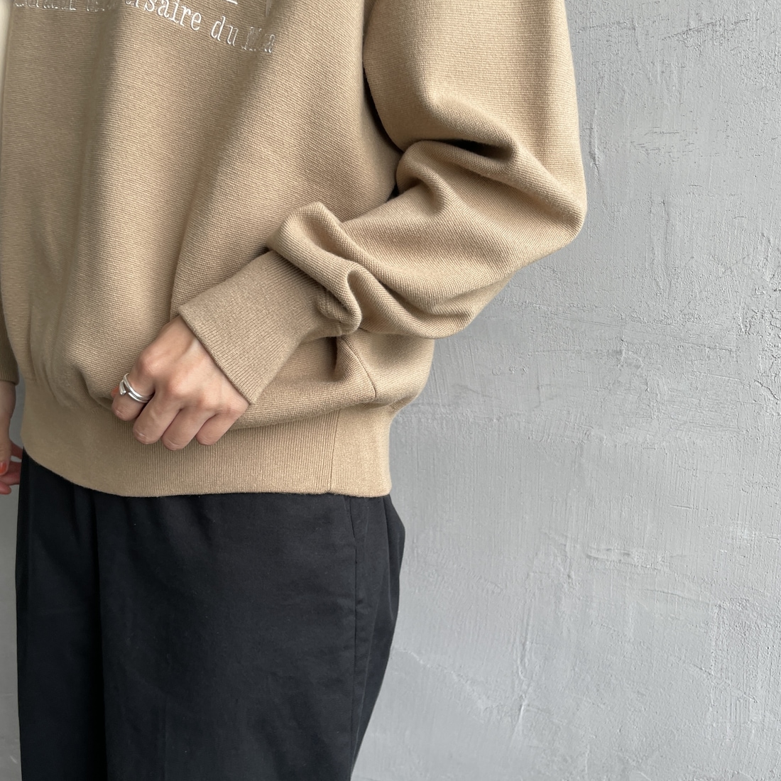 MICA&DEAL [マイカアンドディール] AMERICANA×MICA クルーネック刺繍ニット [0125308272] CAMEL &&モデル身長：158cm 着用サイズ：F&&