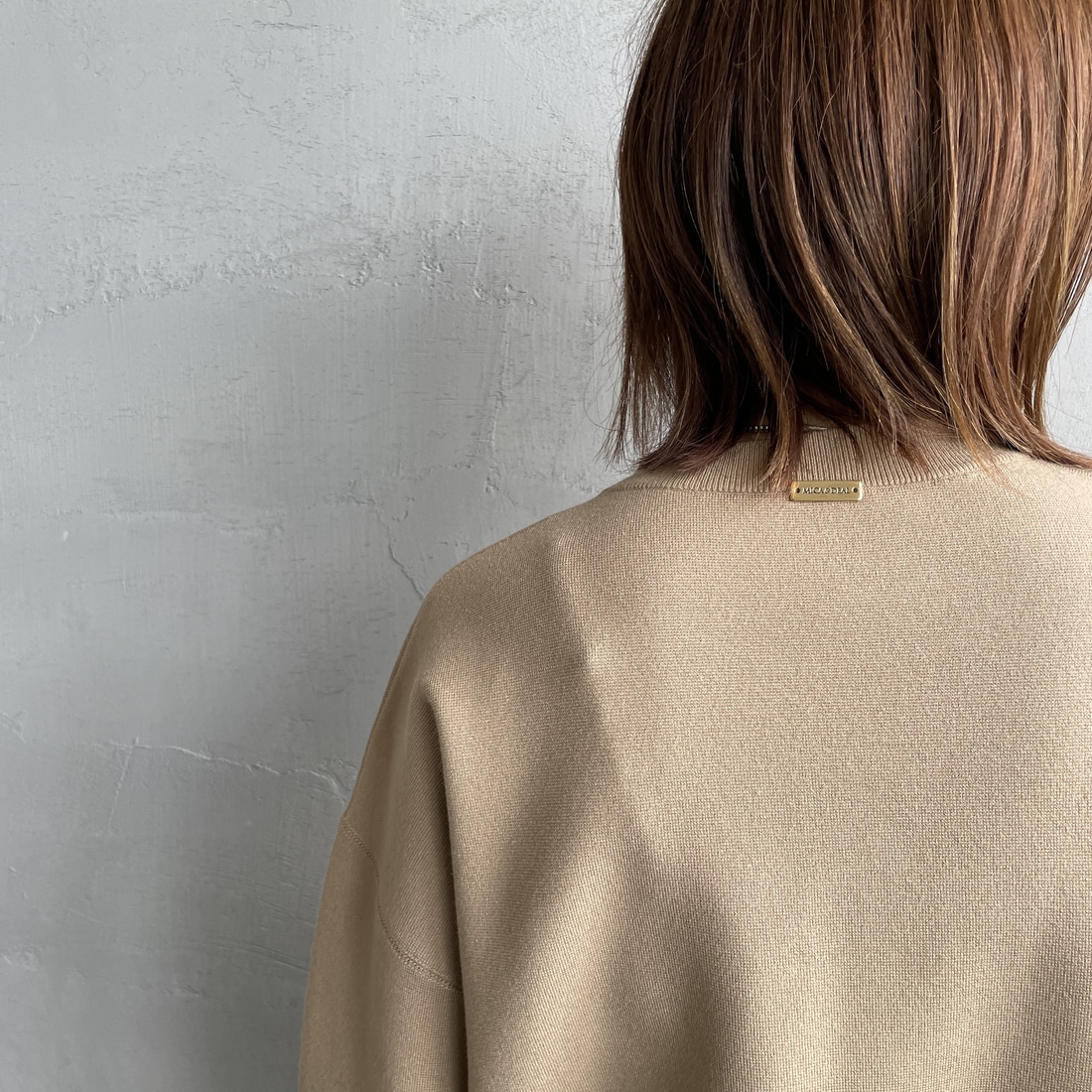 MICA&DEAL [マイカアンドディール] AMERICANA×MICA クルーネック刺繍ニット [0125308272] CAMEL &&モデル身長：158cm 着用サイズ：F&&