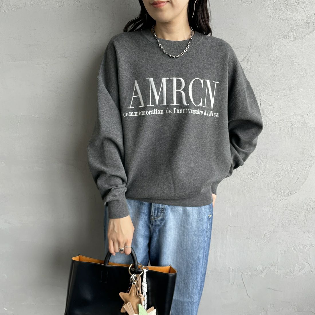 MICA&DEAL [マイカアンドディール] AMERICANA×MICA クルーネック刺繍ニット [0125308272] GRAY &&モデル身長：160cm 着用サイズ：F&&