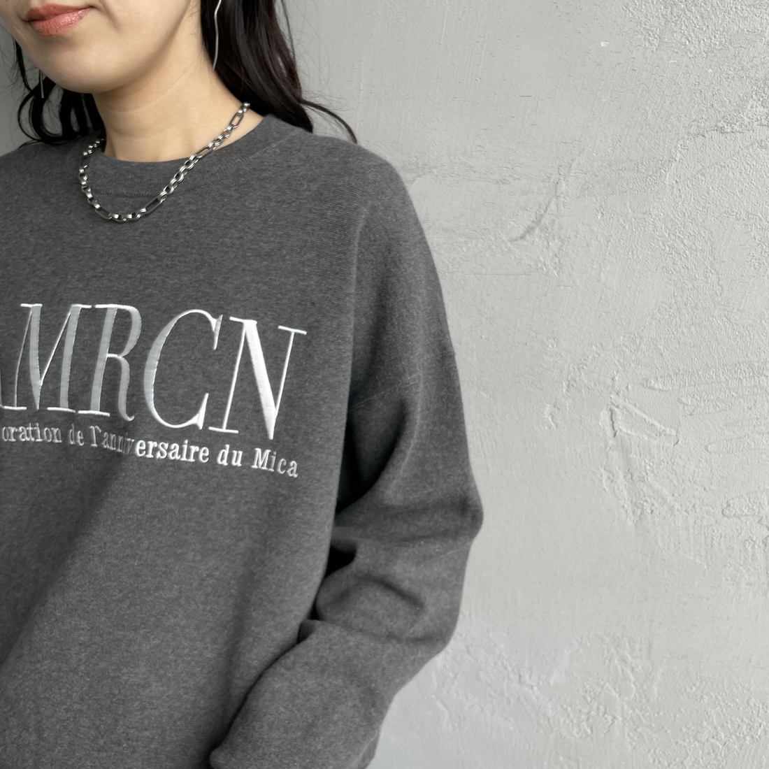 MICA&DEAL [マイカアンドディール] AMERICANA×MICA クルーネック刺繍ニット [0125308272] GRAY &&モデル身長：160cm 着用サイズ：F&&
