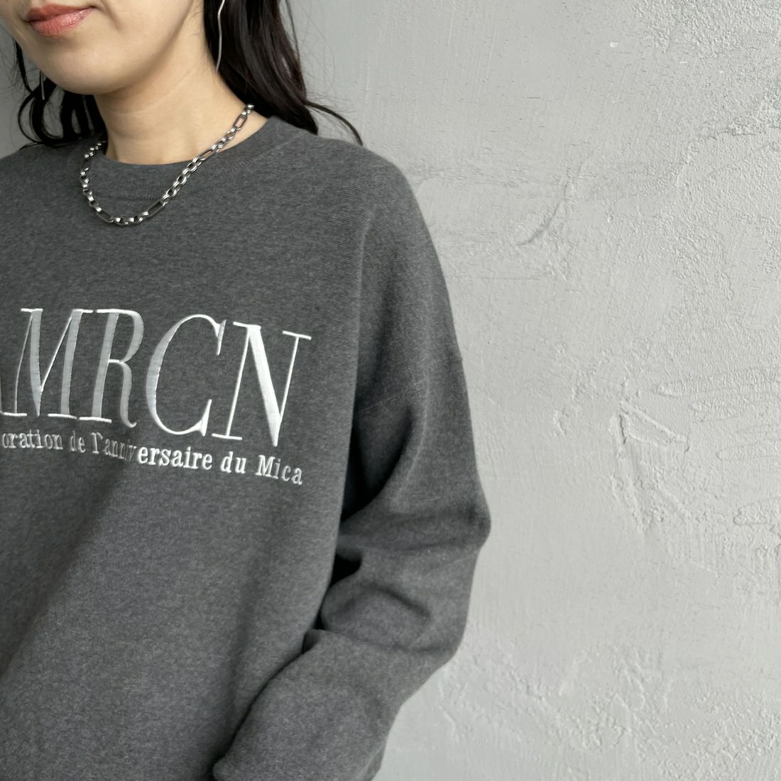 MICA&DEAL [マイカアンドディール] AMERICANA×MICA クルーネック刺繍ニット [0125308272] GRAY &&モデル身長：160cm 着用サイズ：F&&