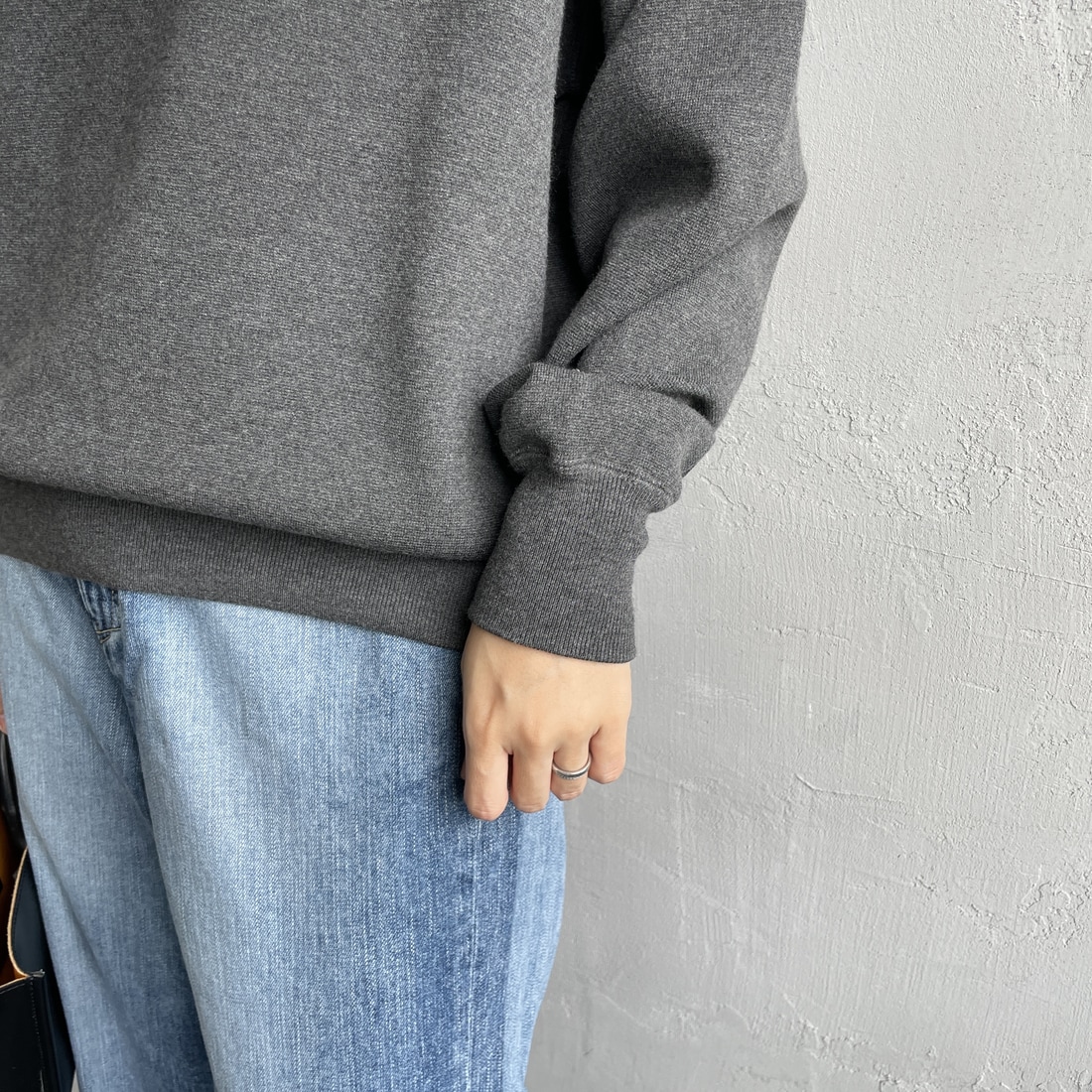MICA&DEAL [マイカアンドディール] AMERICANA×MICA クルーネック刺繍ニット [0125308272] GRAY &&モデル身長：160cm 着用サイズ：F&&