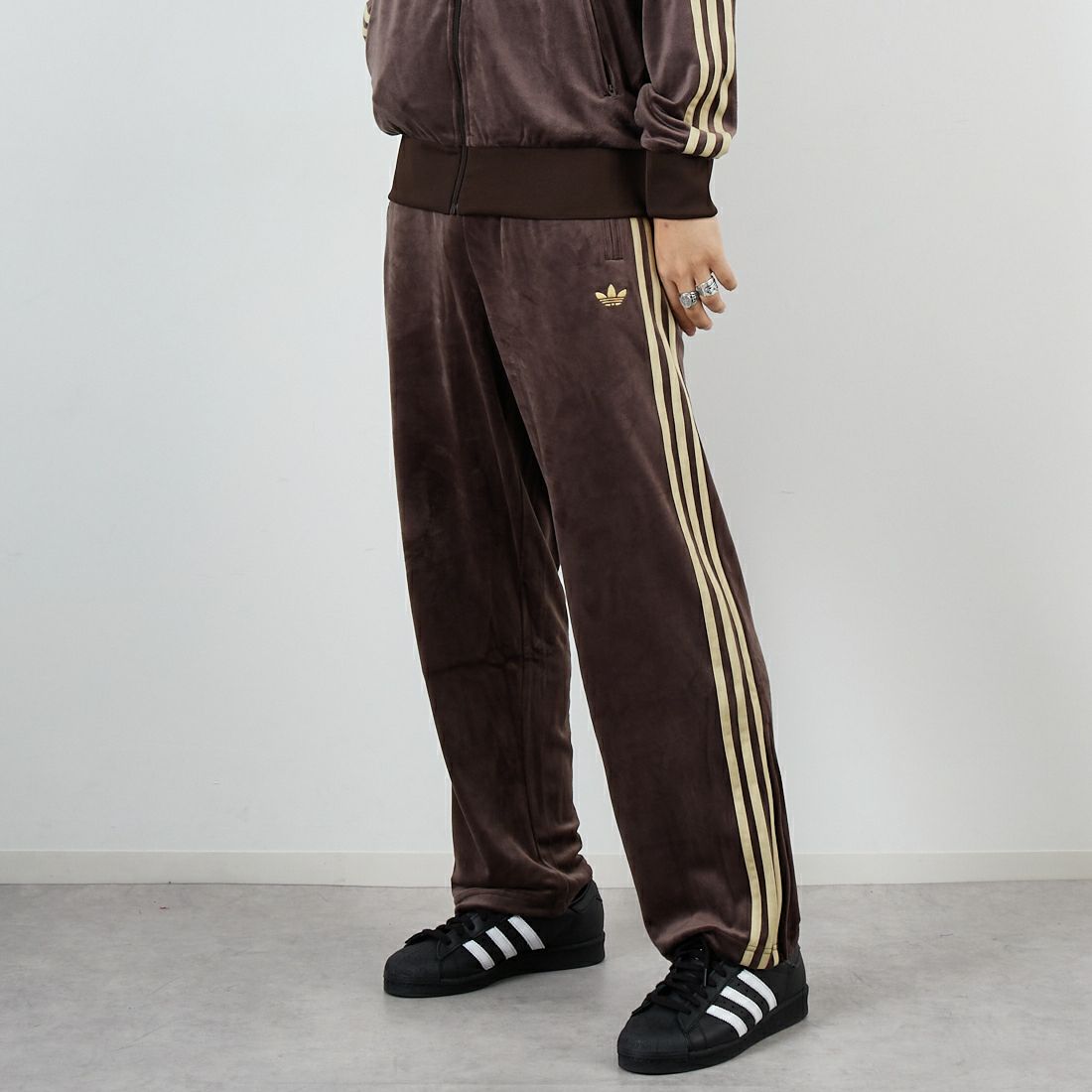 adidas Originals [アディダス オリジナルス] ファイヤーバード ベロアトラックパンツ [CI147] KD9384 &&モデル身長：179cm 着用サイズ：M&&