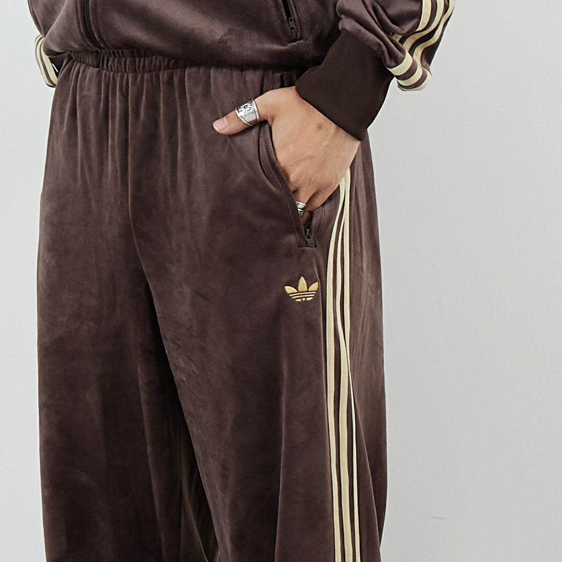 adidas Originals [アディダス オリジナルス] ファイヤーバード ベロアトラックパンツ [CI147] KD9384 &&モデル身長：179cm 着用サイズ：M&&