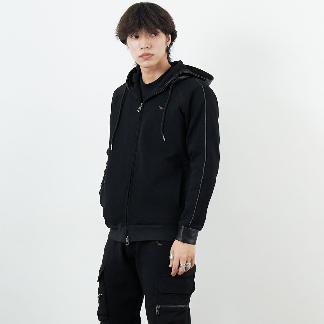 1PIU1UGUALE3 RELAX [ウノ ピゥ ウノ ウグァーレ トレ] レザー