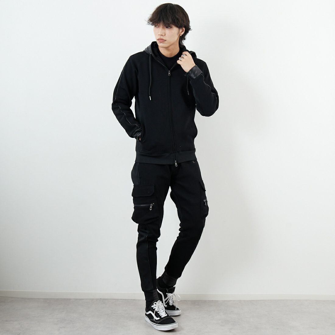 1PIU1UGUALE3 RELAX [ウノ ピゥ ウノ ウグァーレ トレ] レザーコンビネーションジップアップパーカー [USO-25095] SN90 BLACK &&モデル身長：179cm 着用サイズ：M&&