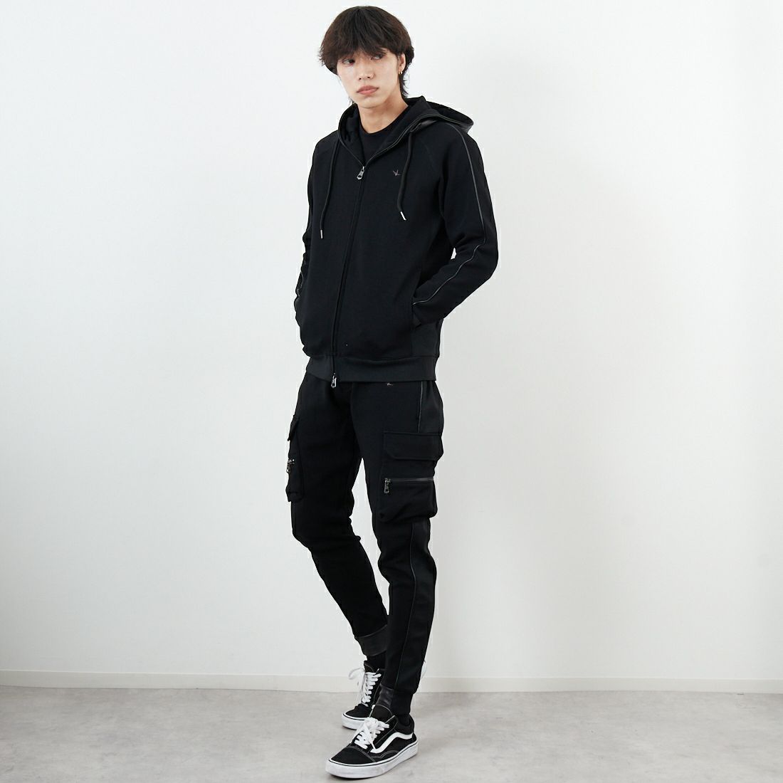 1PIU1UGUALE3 RELAX [ウノ ピゥ ウノ ウグァーレ トレ] レザーコンビネーションジップアップパーカー [USO-25095] SN90 BLACK &&モデル身長：179cm 着用サイズ：M&&