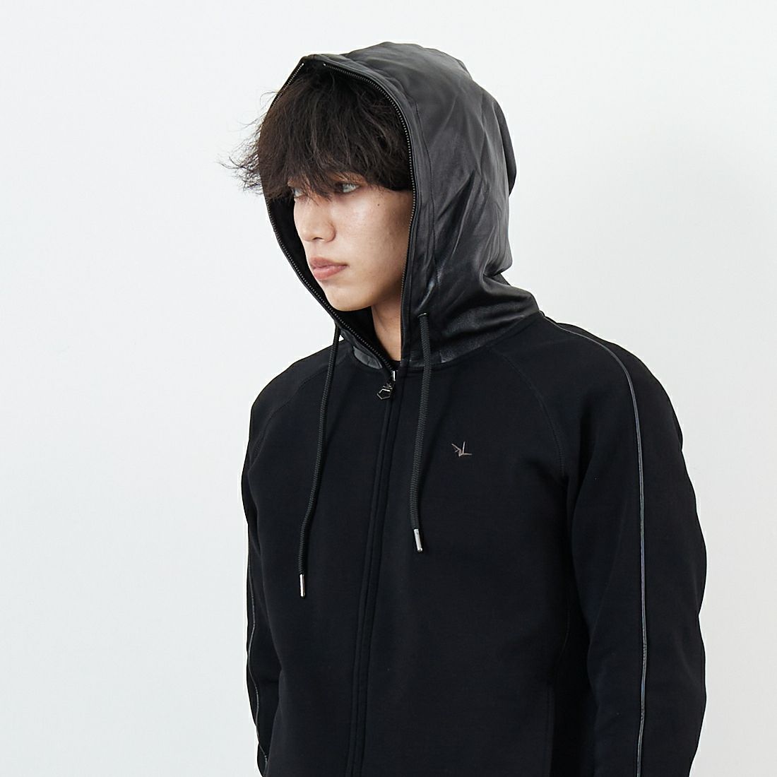 1PIU1UGUALE3 RELAX [ウノ ピゥ ウノ ウグァーレ トレ] レザー