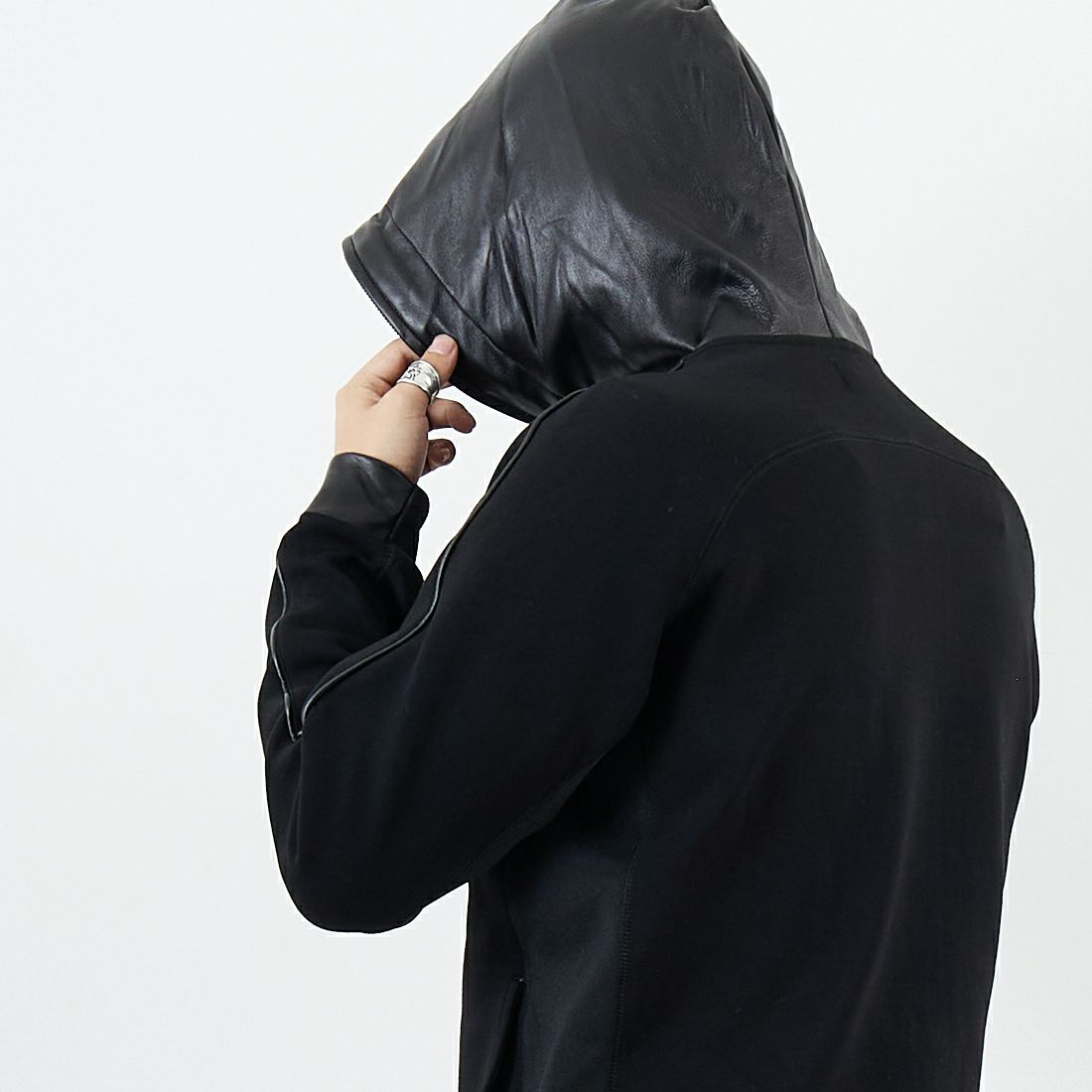 1PIU1UGUALE3 RELAX [ウノ ピゥ ウノ ウグァーレ トレ] レザーコンビネーションジップアップパーカー [USO-25095] SN90 BLACK &&モデル身長：179cm 着用サイズ：M&&