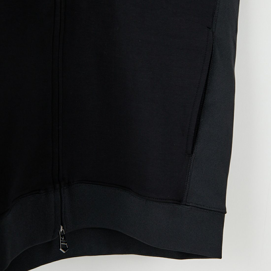 1PIU1UGUALE3 RELAX [ウノ ピゥ ウノ ウグァーレ トレ] レザーコンビネーションジップアップパーカー [USO-25095] SN90 BLACK