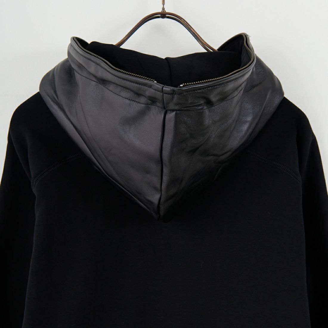 1PIU1UGUALE3 RELAX [ウノ ピゥ ウノ ウグァーレ トレ] レザーコンビネーションジップアップパーカー [USO-25095] SN90 BLACK